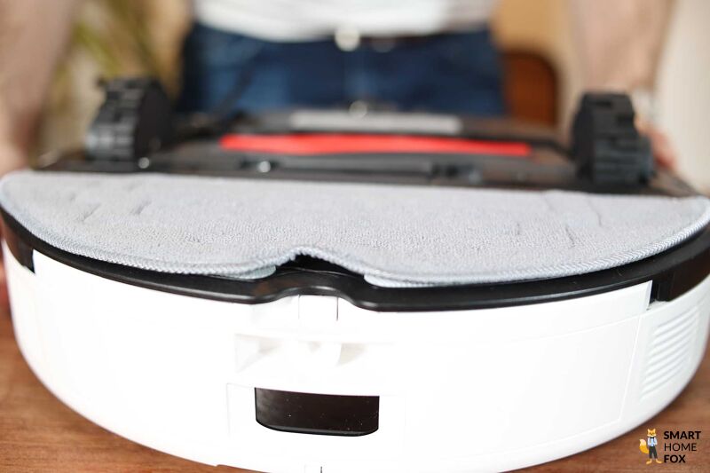 Das Wischtuch des Roborock S8 Pro Ultra ist angebracht und der Roboter ist von unten zu sehen.
